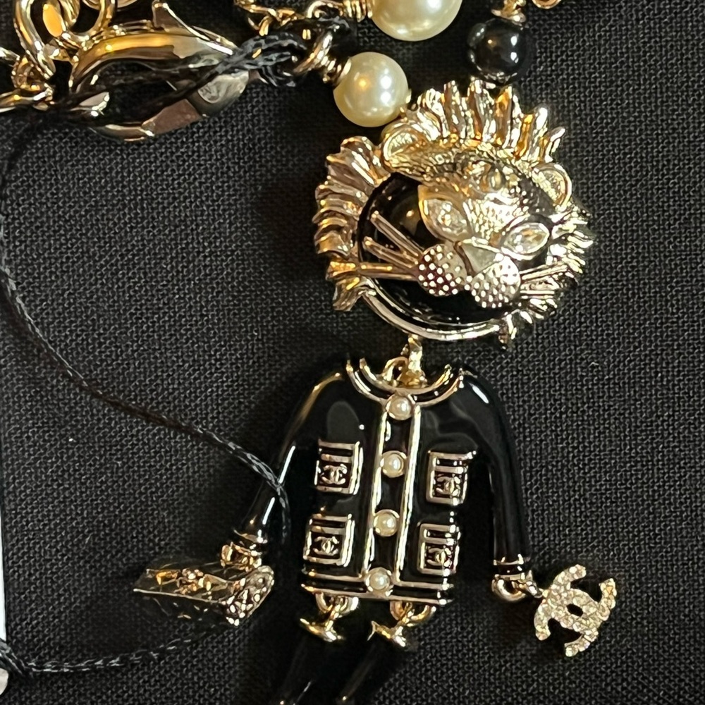 Brand new RARE spring 2022 chanel lion shopper necklace